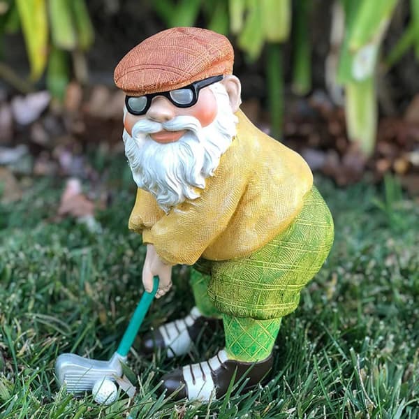 Ulkona golfaava puutarhatonttu, hauska golfpuutarhatonttu.