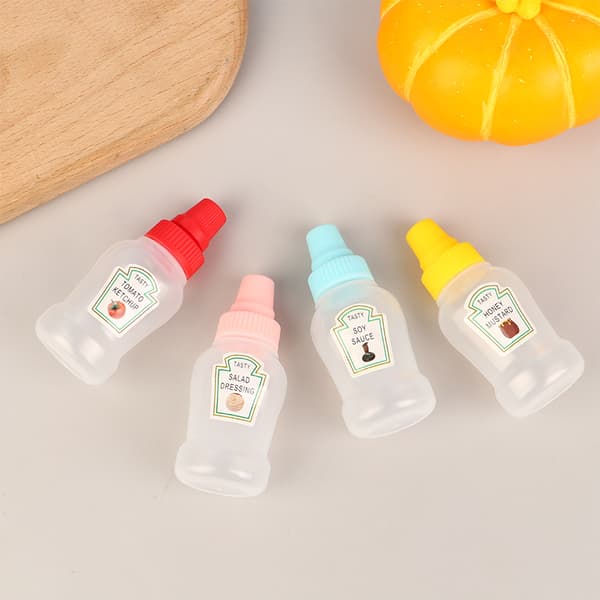 4 mini sausflasker/sett, påfyllbare med ketchup, honning og salatdressing.
