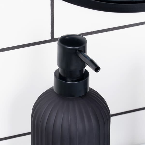 En elegant sort sæbedispenser i glas, velegnet til både køkken og badeværelse. 189