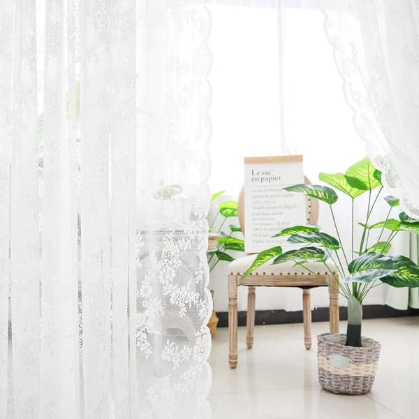 Hvide blondegardiner, blomsterbroderede tylgardiner, med stanglomme