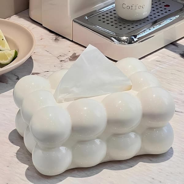Hvit minimalistisk rektangulær vevboks i plast, måler 20 x 13 x 9 cm, dekorativ vevholder.