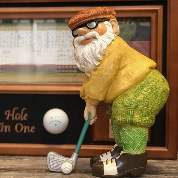 Ulkona golfaava puutarhatonttu, hauska golfpuutarhatonttu.