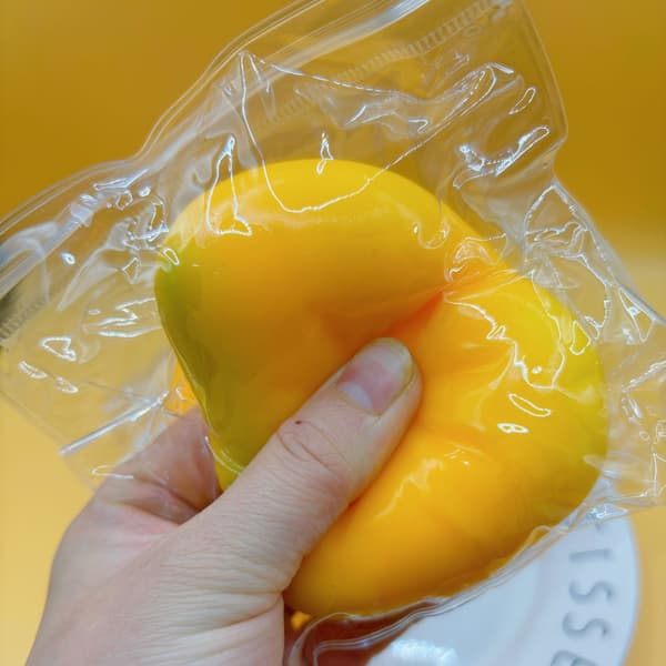 Sæt med 5 realistiske mango-formede stressbolde - egnet til børn og voksne, bløde og klembare, hjælper med at lindre stress.