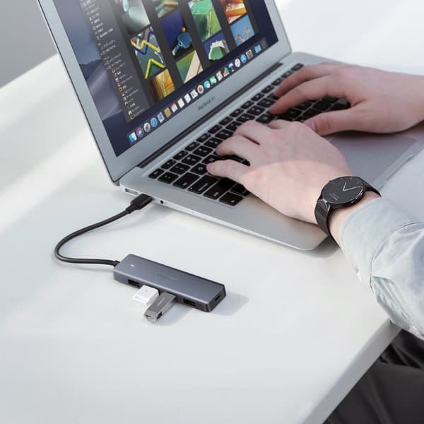 Ugreen USB Typ C-hubb - 4x USB 3.2 Gen 1 med USB-C strömport grå