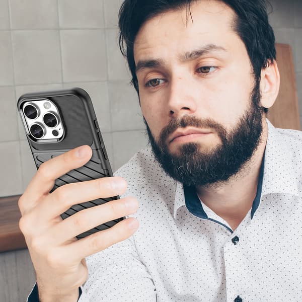 Silikonfodral Thunder Case för iPhone 16 Pro - svart