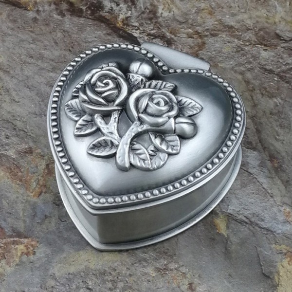 Ett (silver, ca 5,5*6*3,5cm) litet rosa hjärtformade smycke