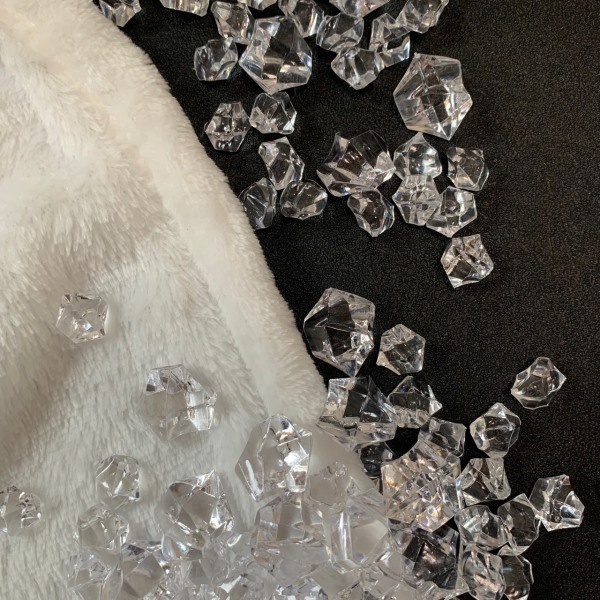 100 små diamantformede isbiter i krystall for borddekorasjon