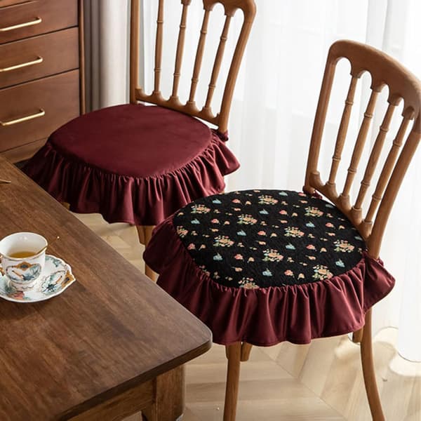Musta tuolinpehmuste vintage-pitsipainatuksella