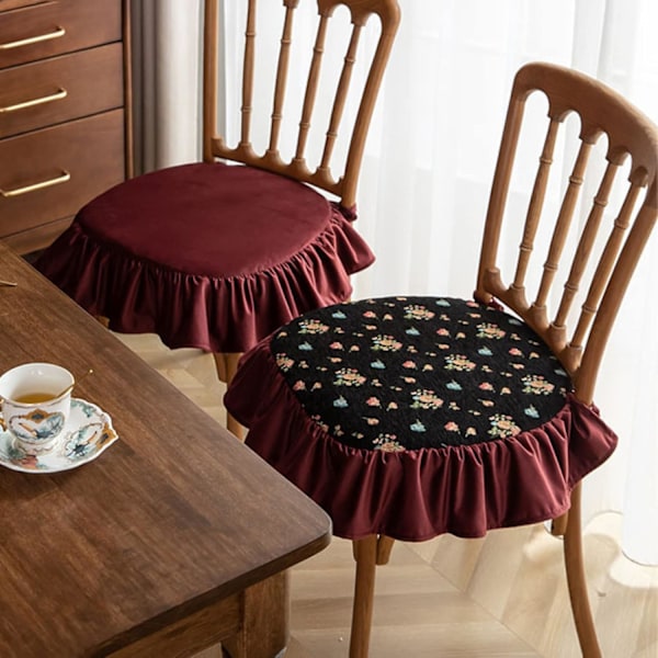 Svart stolsdyna med vintage tryckt spets
