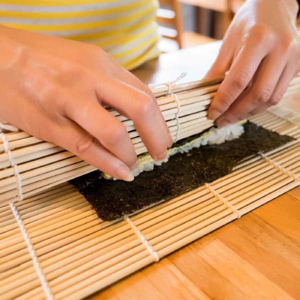 Sushi-tekojen aloittelijasarja, mukaan lukien sushirullat bambusta