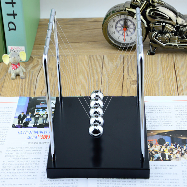 1 Stykke Newtons Pendul med Træbase