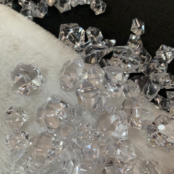 100 små diamantformede isbiter i krystall for borddekorasjon