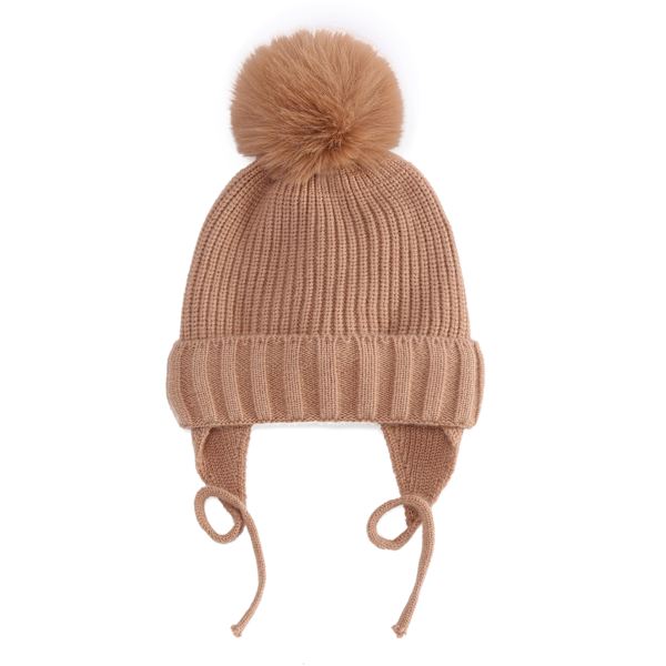 Stickad barnhatt i enfärgad färg med flätad öronvärmare plus