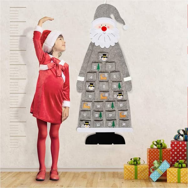 Julkalender i filt med julgransdekorationer