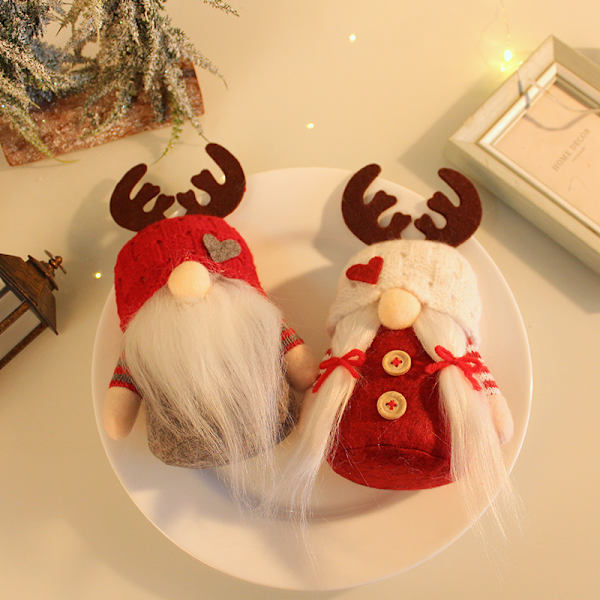 Stickad mössa med renhorn, dockdekoration, 2 st julklapp