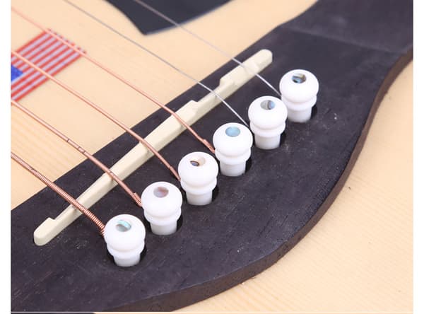Sett med 6 erstatningsplugger for en akustisk gitar laget av ren kobein