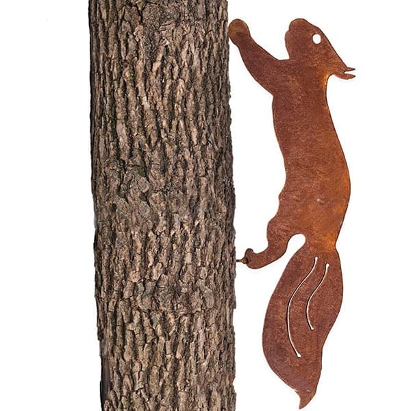 Egern til træ - Metal havedekoration - 42 cm - Naturlig rustpatina