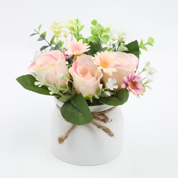Kunstig blomsterpotte med falske planter og kunstige roser