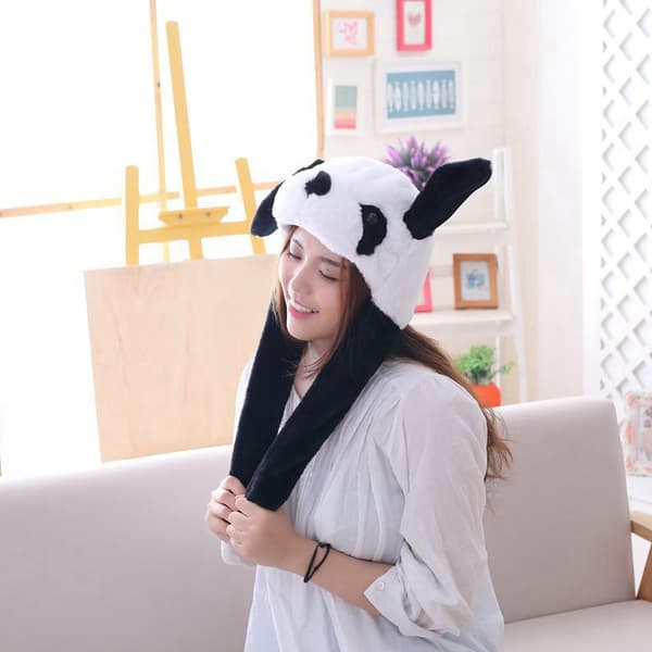 Söpö panda-hattu liikkuvilla korvilla