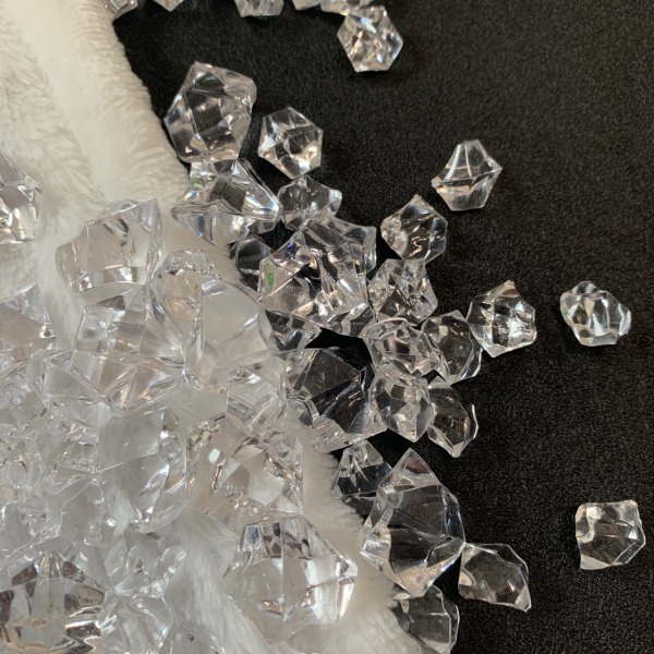 100 små diamant-isterningformede krystaller til borddekoration
