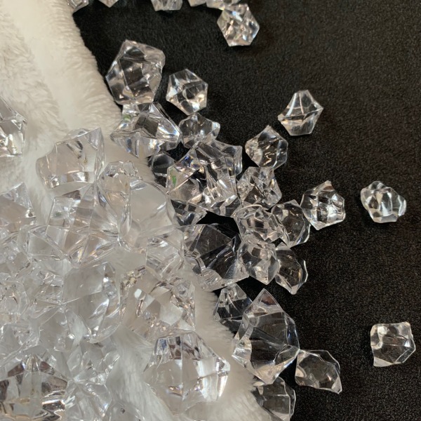 100 små diamantformede isbiter i krystall for borddekorasjon