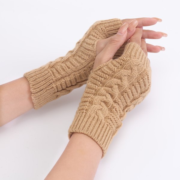 #Beige stickade handskar höst och vinter#