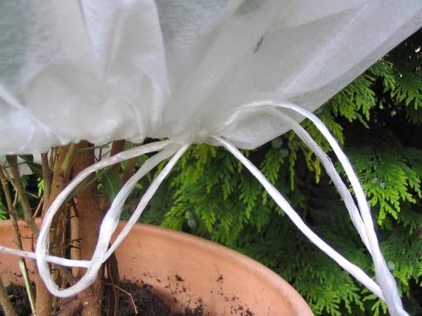 1 x 0,8 m vintertäcke i non-woven - vitt - lätt att använda - skydd