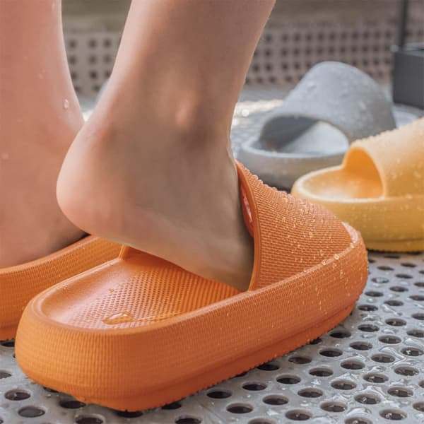 Oranssit väriset tossut liukuesteillä miehille ja naisille, suihkutossut