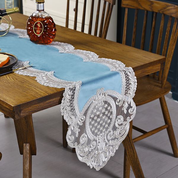 Elegant og stilfuld velour dug med blomstermønster, vaskbar dug