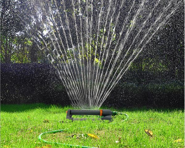 Hagesprinkler med svingende sprut, kjøling av arbeidsområdet og svingende sprut