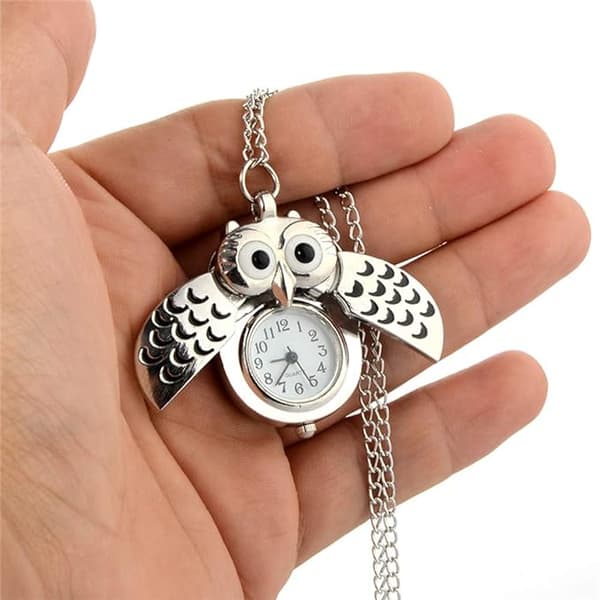 En silverfärgad nationalflagga (fick klocka ca 25*25*16mm, halsband