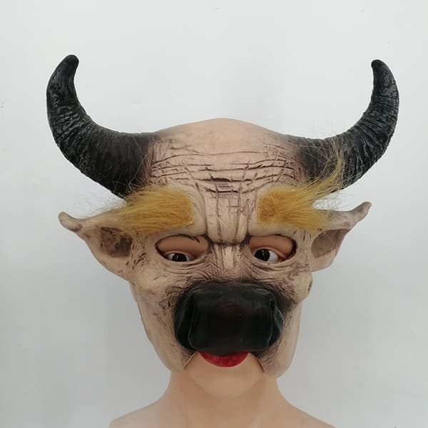 En sjov Halloween-maske af en tyrdemon, populær dekoration til hovedet