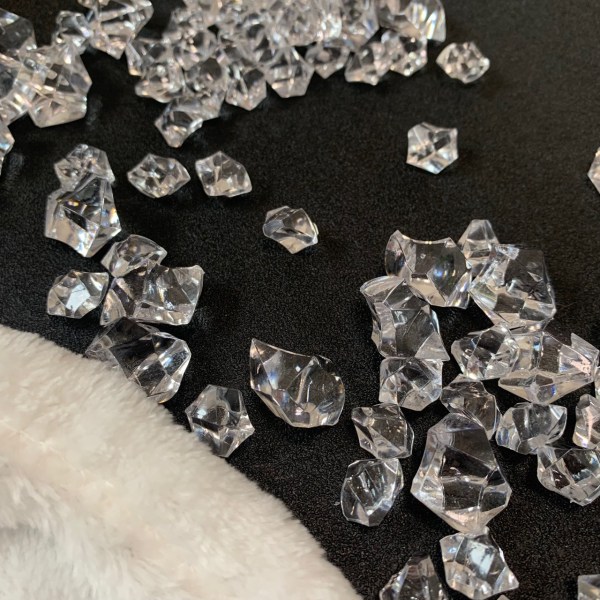 100 små diamantformede isbiter i krystall for borddekorasjon