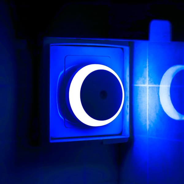 Röd nattlampa, LED-nattlampa med stickkontakt, rund, ljussensor