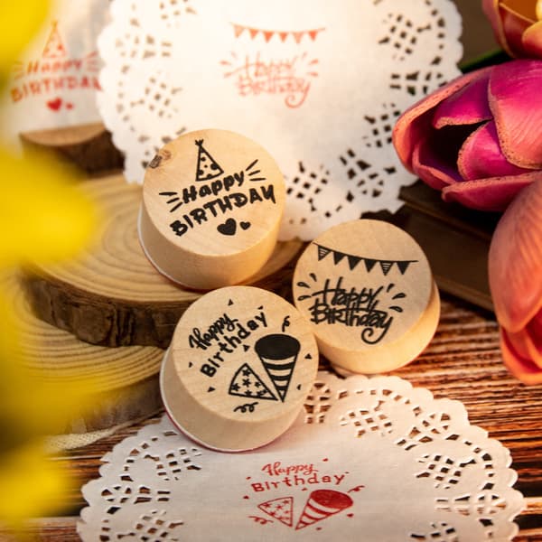 ##/6 stämplar per set med Happy Birthday-motiv i trä##/
