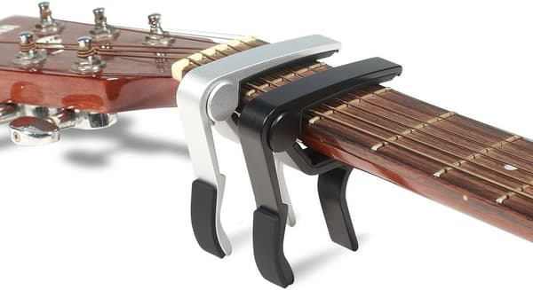 Guitar Capo med 5 Picks (Sort) - 75*80mm, Alloy Guitar Capo til 6 Strenge
