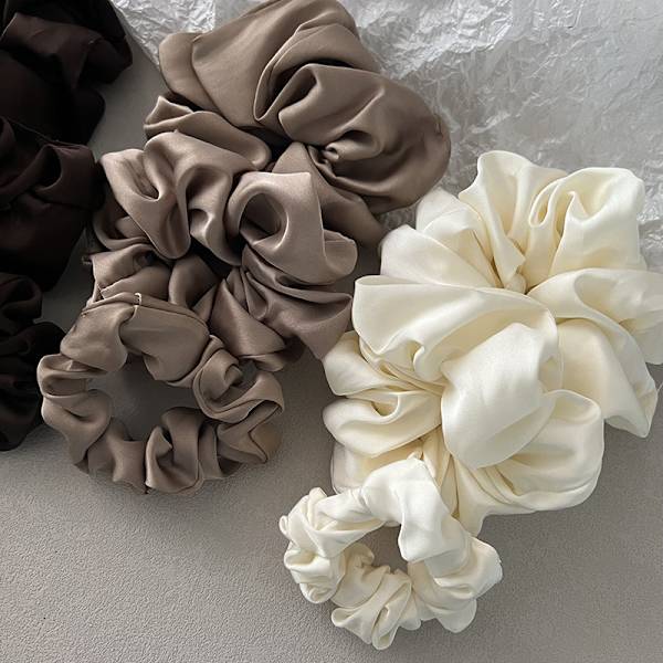 2 stk. Hårbånd i Hvid Satin Scrunchie Hårbånd Reb Farverige