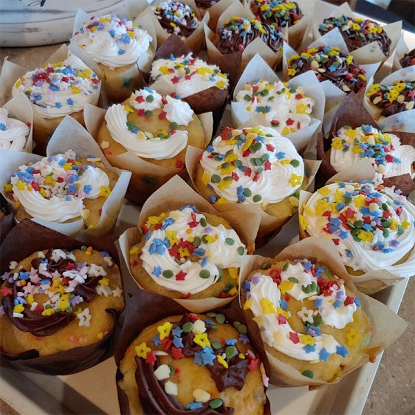 ##/Cupcakeforme 150 stk. Tulip Bagepapir Kopper Tulip Cupcakes Bageform Papir Muffins Kopper Hvid og Brun Kokskind##/