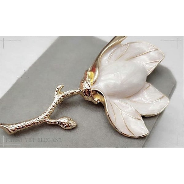 Elegant vit magnolia - blommig emalj brosch för kappor, jackor och tröjor