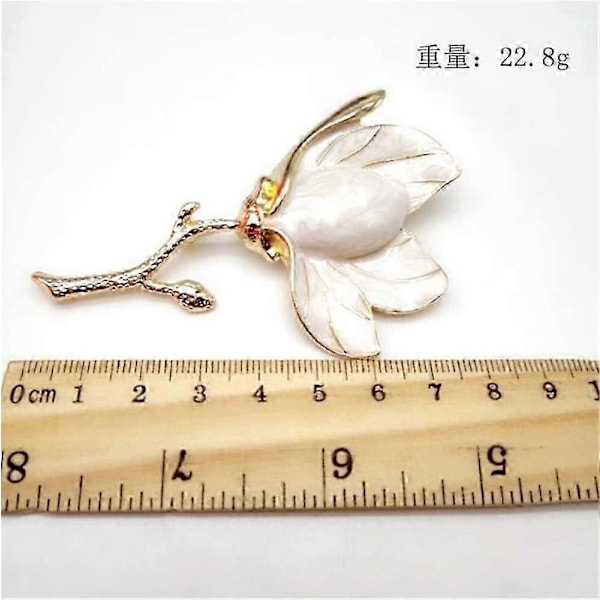 Elegant vit magnolia - blommig emalj brosch för kappor, jackor och tröjor