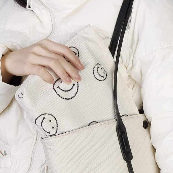 ##/1 sminkväska i sammet (beige smiley-mönster), tro##/
