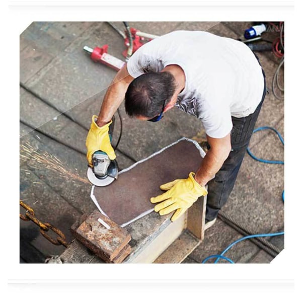 Et par svarte L arbeidshansker, skinnhansker for arbeid, hage