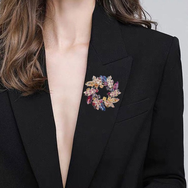 En mörk röd blomsterbrosch sjalblomma corsage kofta knapp