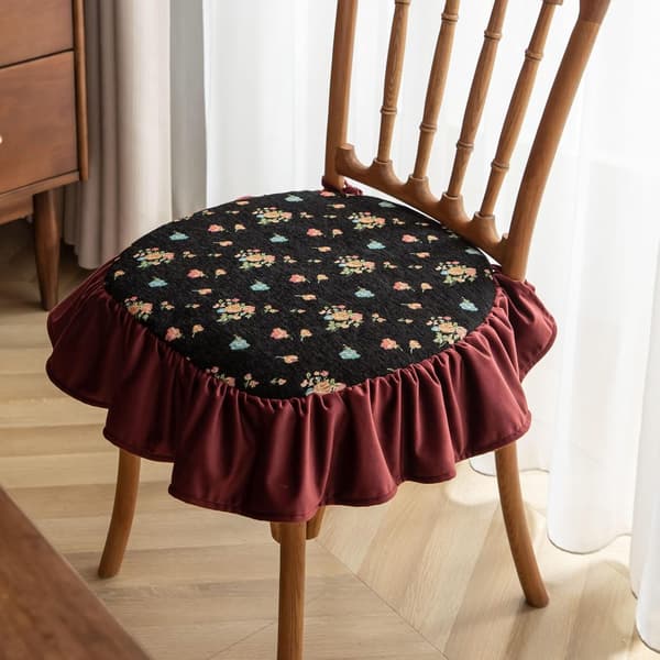 Musta tuolinpehmuste vintage-pitsipainatuksella