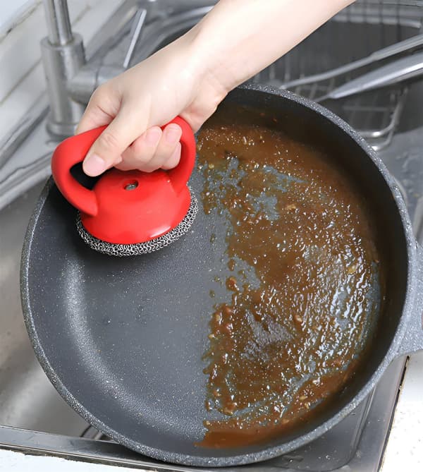 Ruostumattomasta teräksestä valmistettu puhdistusharja silikonikahvalla