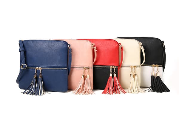 En sort med hvid (24cm x 23cm x 3cm) Tassel Charm Cross Body
