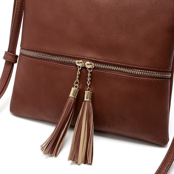 En sort med hvid (24cm x 23cm x 3cm) Tassel Charm Cross Body