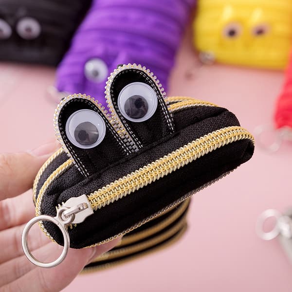 En grøn sød larvemonster lynlåspennetaske, 21cm × 9cm