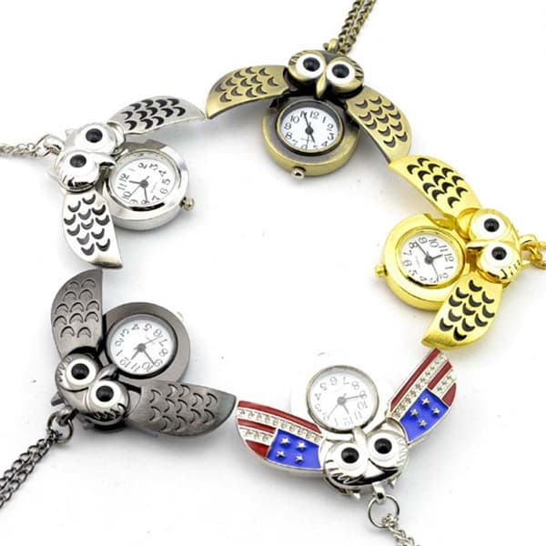 En silverfärgad nationalflagga (fick klocka ca 25*25*16mm, halsband