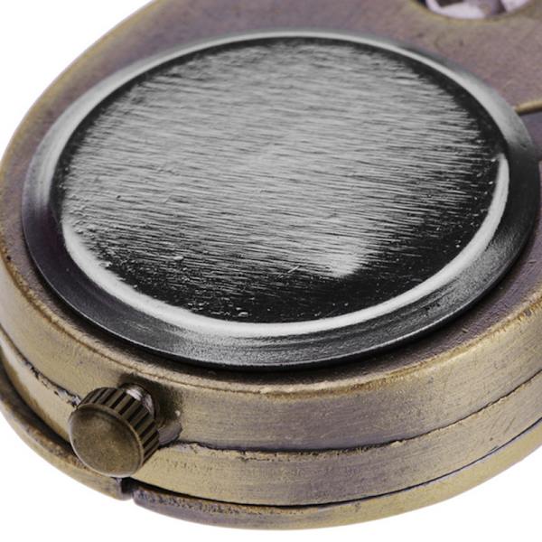 En fickur i bronsfärg (ungefär 25*25*16mm, halsband cirka 80